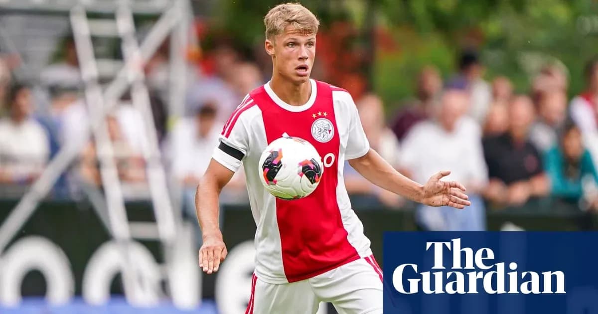 Joueur d'Ajax dribblant avec le ballon en match Joueur d'Ajax dribblant avec le ballon en match