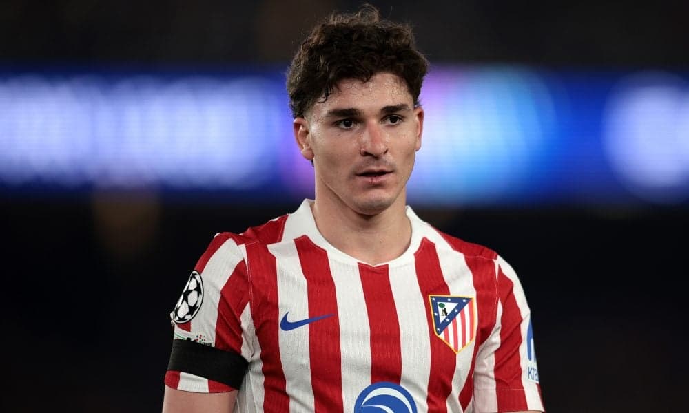 Joueur d'Atlético Madrid en tenue de match Joueur d'Atlético Madrid en tenue de match