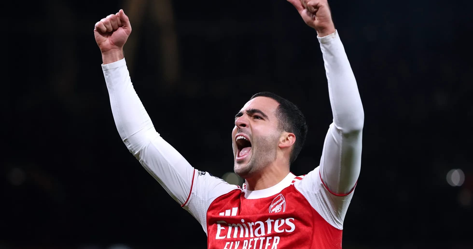 Joueur d'Arsenal célébrant un but avec enthousiasme Joueur d'Arsenal célébrant un but avec enthousiasme