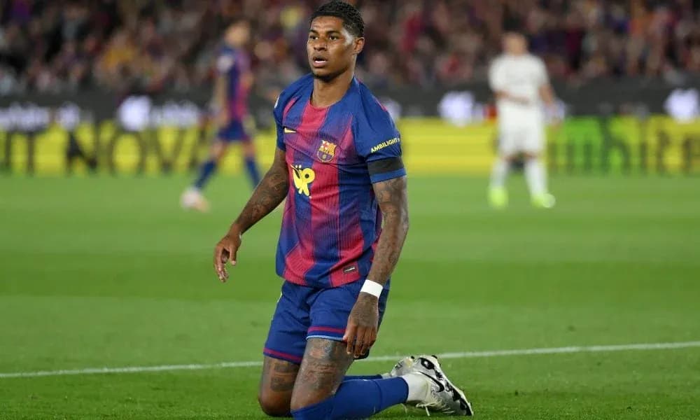 Joueur de Barcelone à genoux sur le terrain Joueur de Barcelone à genoux sur le terrain