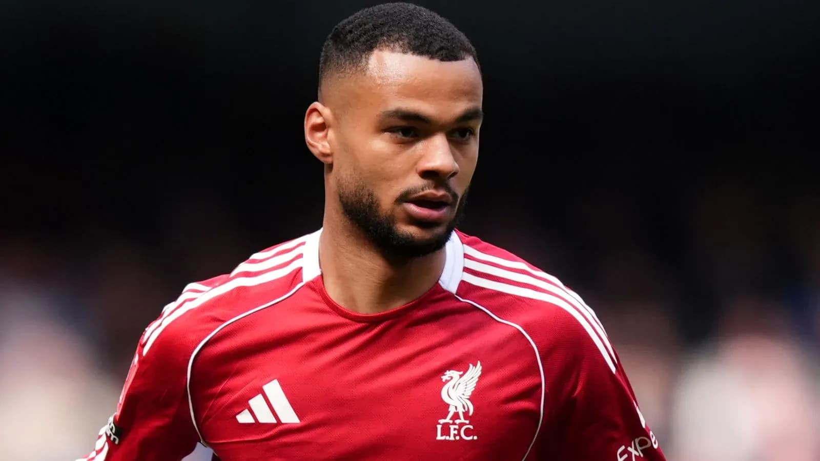 Joueur de Liverpool en maillot rouge sur le terrain Joueur de Liverpool en maillot rouge sur le terrain