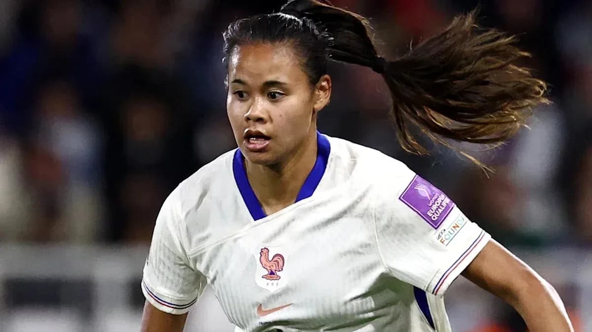 Joueuse de football en action sur le terrain Joueuse de football en action sur le terrain