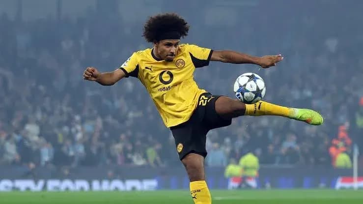 Joueur de Borussia Dortmund tirant au but Joueur de Borussia Dortmund tirant au but