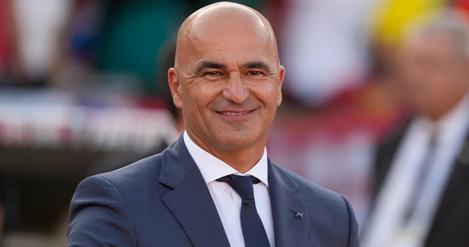 Entraîneur souriant lors d'un événement sportif Entraîneur souriant lors d'un événement sportif