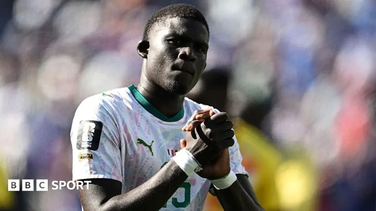 Joueur de football en maillot du Sénégal sur le terrain Joueur de football en maillot du Sénégal sur le terrain