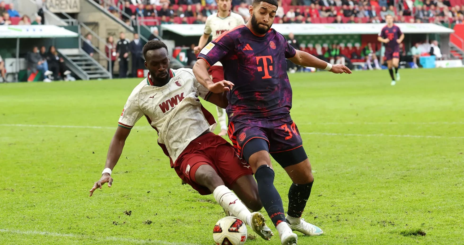 Joueurs en duel pour le ballon lors d'un match Joueurs en duel pour le ballon lors d'un match