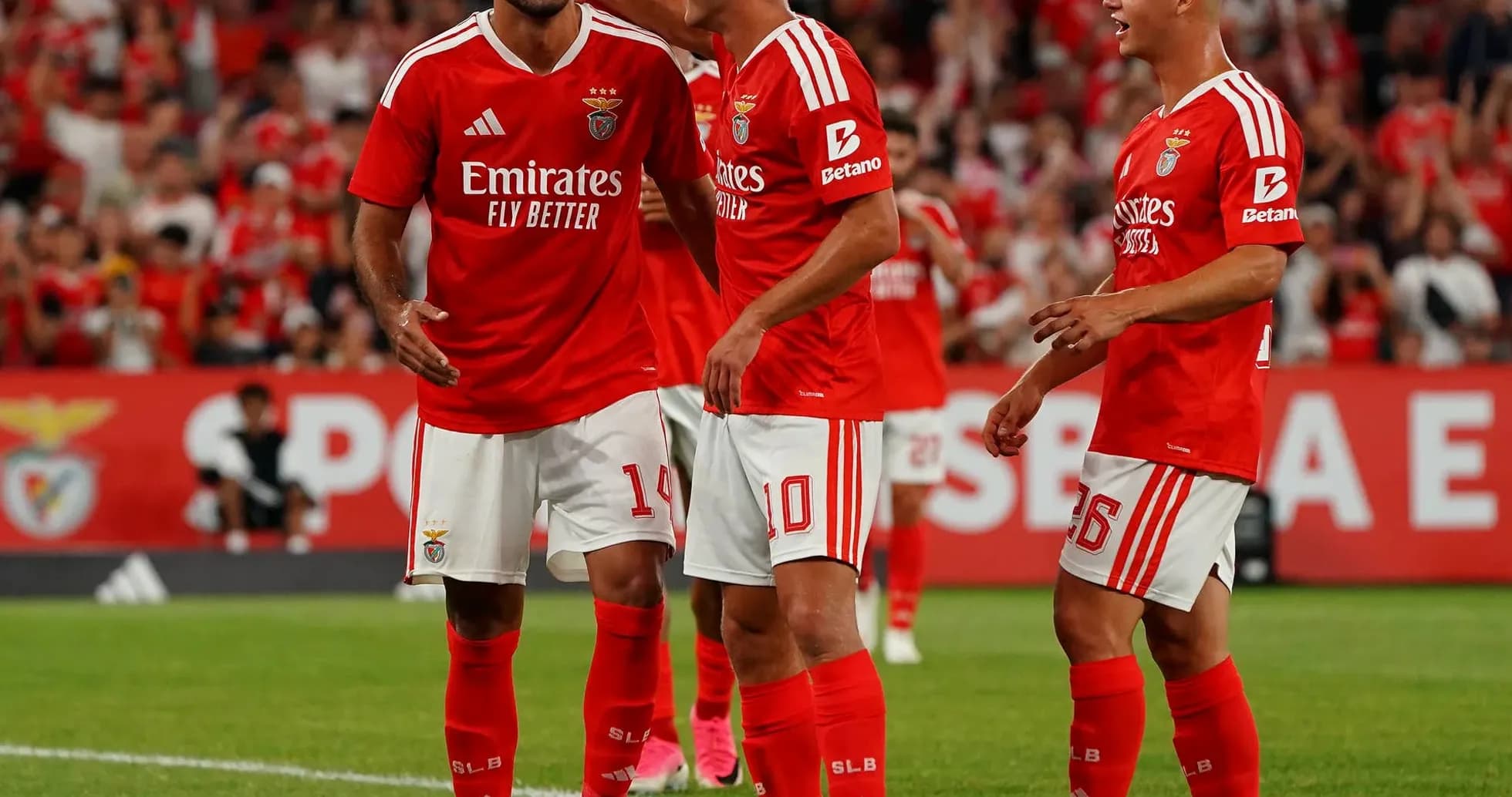 Joueurs de Benfica célébrant un but Joueurs de Benfica célébrant un but