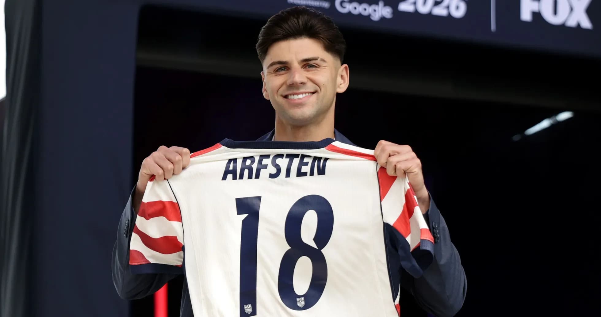 Joueur présentant son maillot avec le numéro 18 Joueur présentant son maillot avec le numéro 18