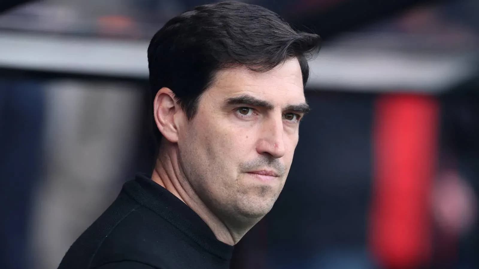 Entraîneur observant le match depuis le banc Entraîneur observant le match depuis le banc