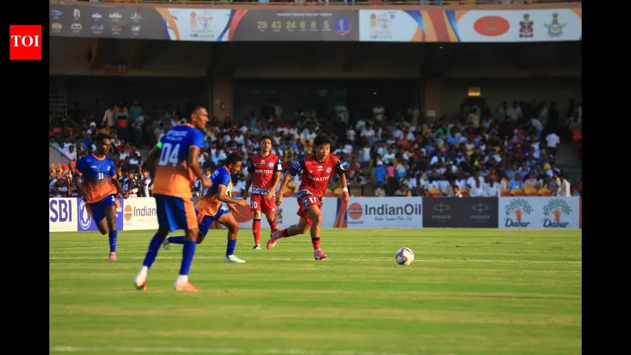 Joueurs en action lors d'un match de football Joueurs en action lors d'un match de football