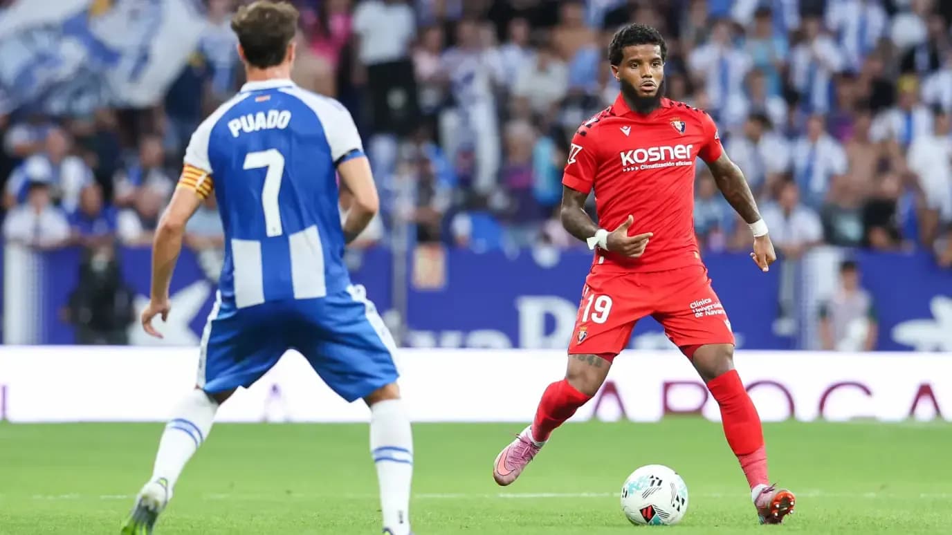 Joueur d'Osasuna avec le ballon contre Espanyol Joueur d'Osasuna avec le ballon contre Espanyol