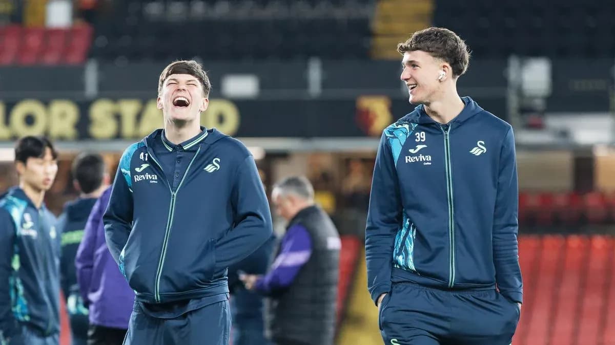 Joueurs de Swansea City marchant et souriant ensemble Joueurs de Swansea City marchant et souriant ensemble