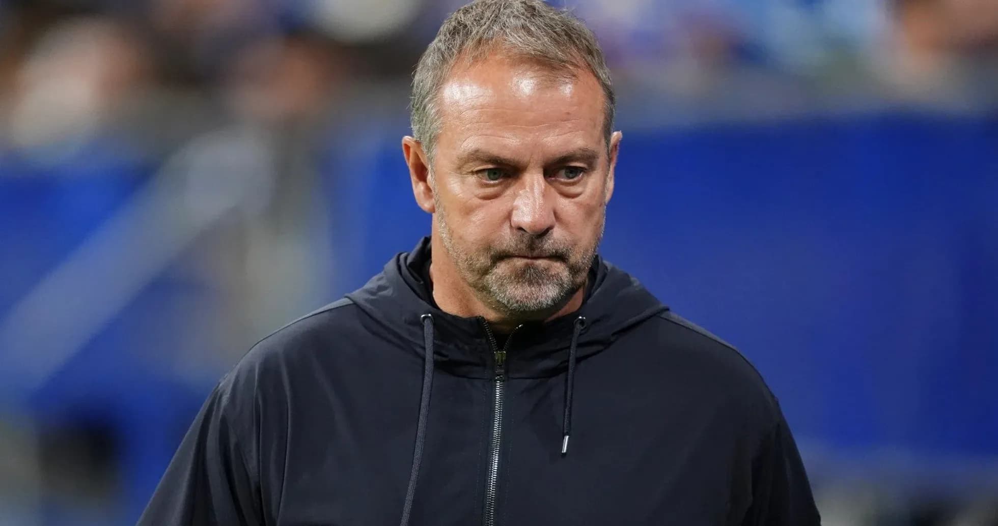 Entraîneur observant le match depuis la touche Entraîneur observant le match depuis la touche