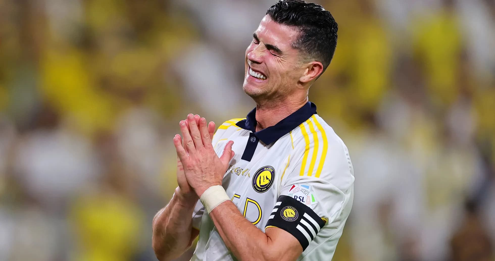 Joueur de football exprimant une émotion sur le terrain Joueur de football exprimant une émotion sur le terrain