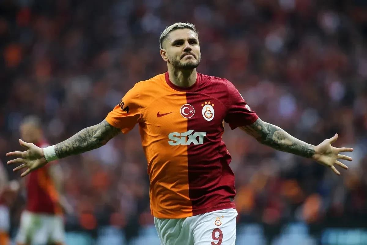 Joueur célébrant un but avec le maillot de Galatasaray Joueur célébrant un but avec le maillot de Galatasaray