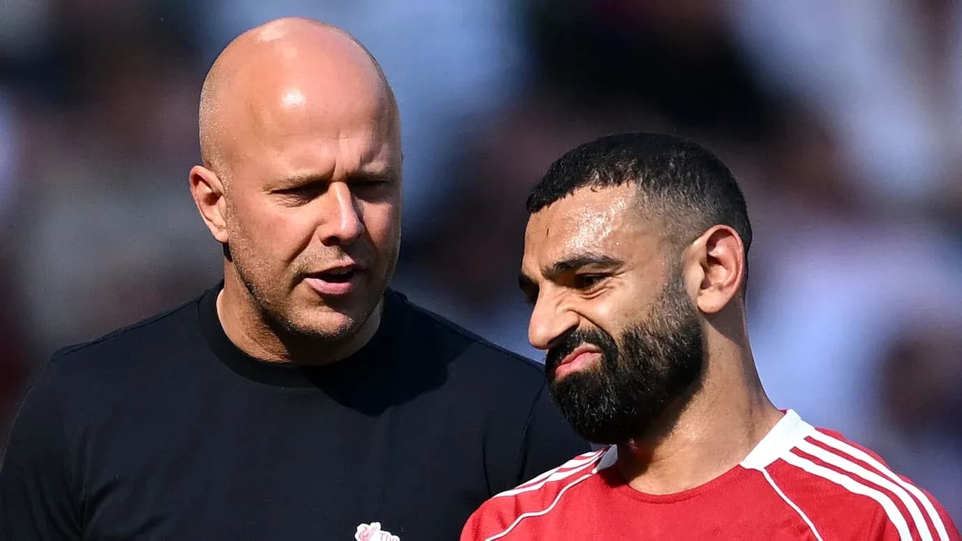 Deux hommes discutant sur le terrain de football Deux hommes discutant sur le terrain de football