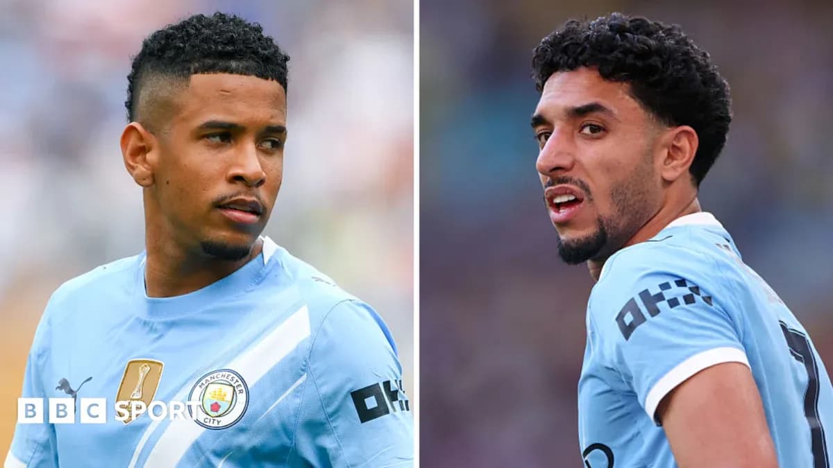 Deux joueurs de Manchester City en tenue de match Deux joueurs de Manchester City en tenue de match
