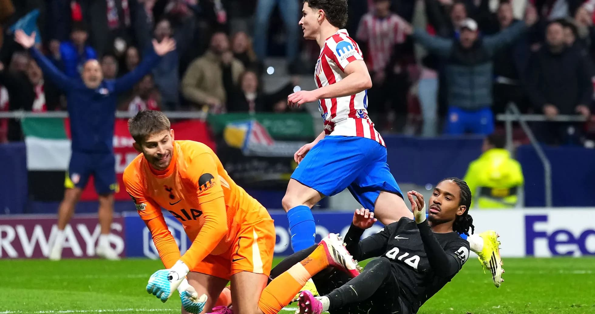 Gardiens et joueurs lors d'un match de football Gardiens et joueurs lors d'un match de football