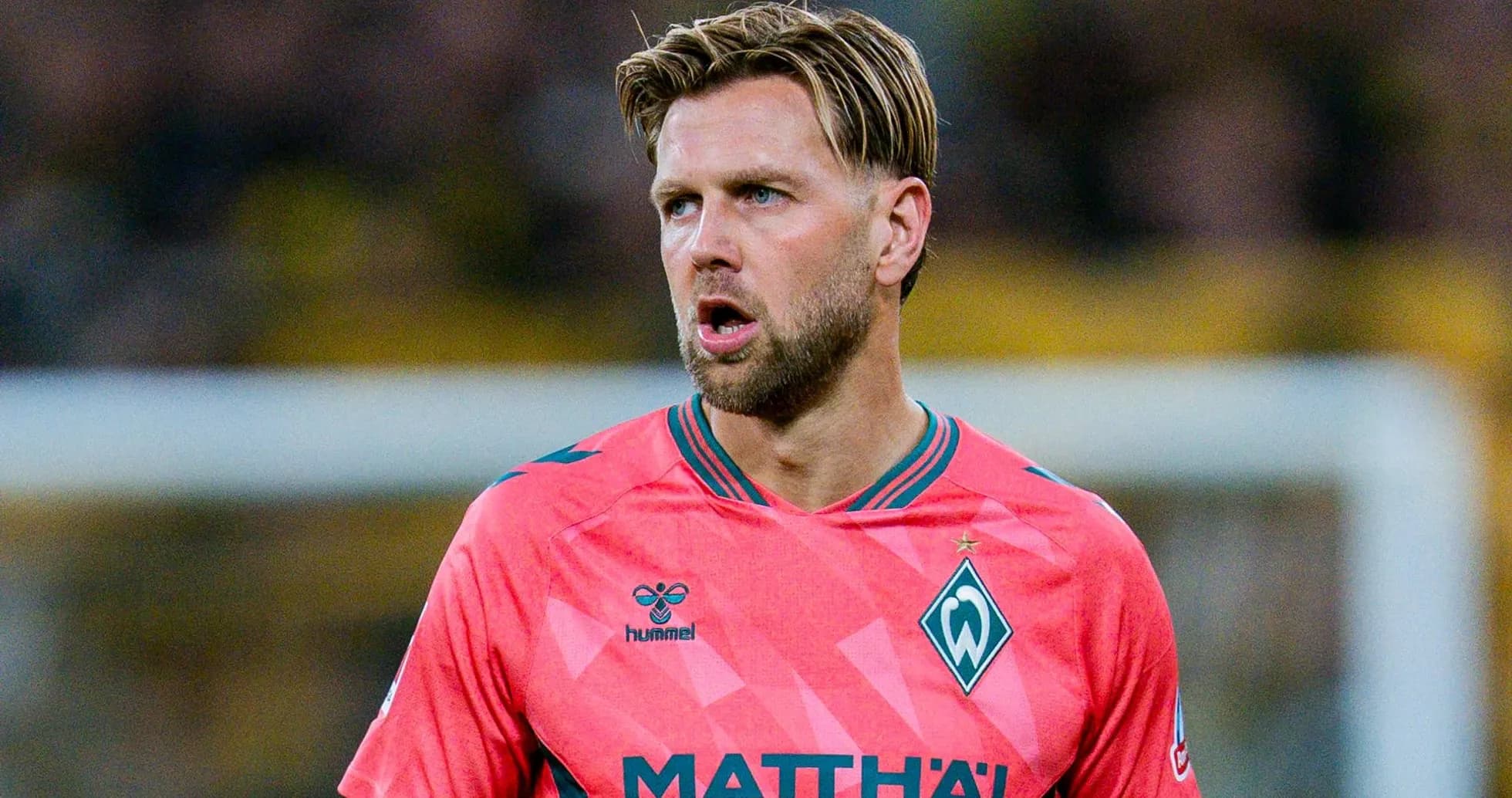 Joueur de football en maillot rose de Werder Bremen Joueur de football en maillot rose de Werder Bremen