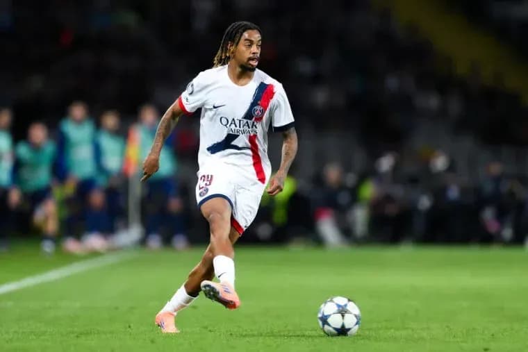 Joueur du PSG dribblant le ballon lors d'un match Joueur du PSG dribblant le ballon lors d'un match