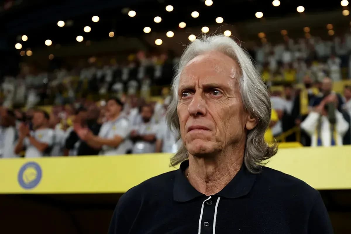 Entraîneur observant le match depuis la tribune Entraîneur observant le match depuis la tribune