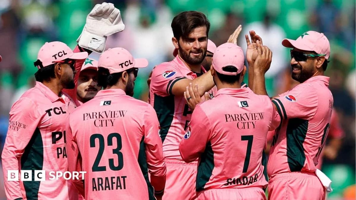 Équipe de cricket pakistanaise célébrant un wicket Équipe de cricket pakistanaise célébrant un wicket