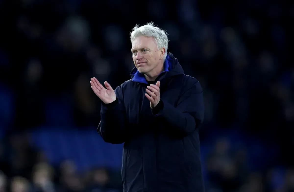 Entraîneur applaudissant après le match Entraîneur applaudissant après le match