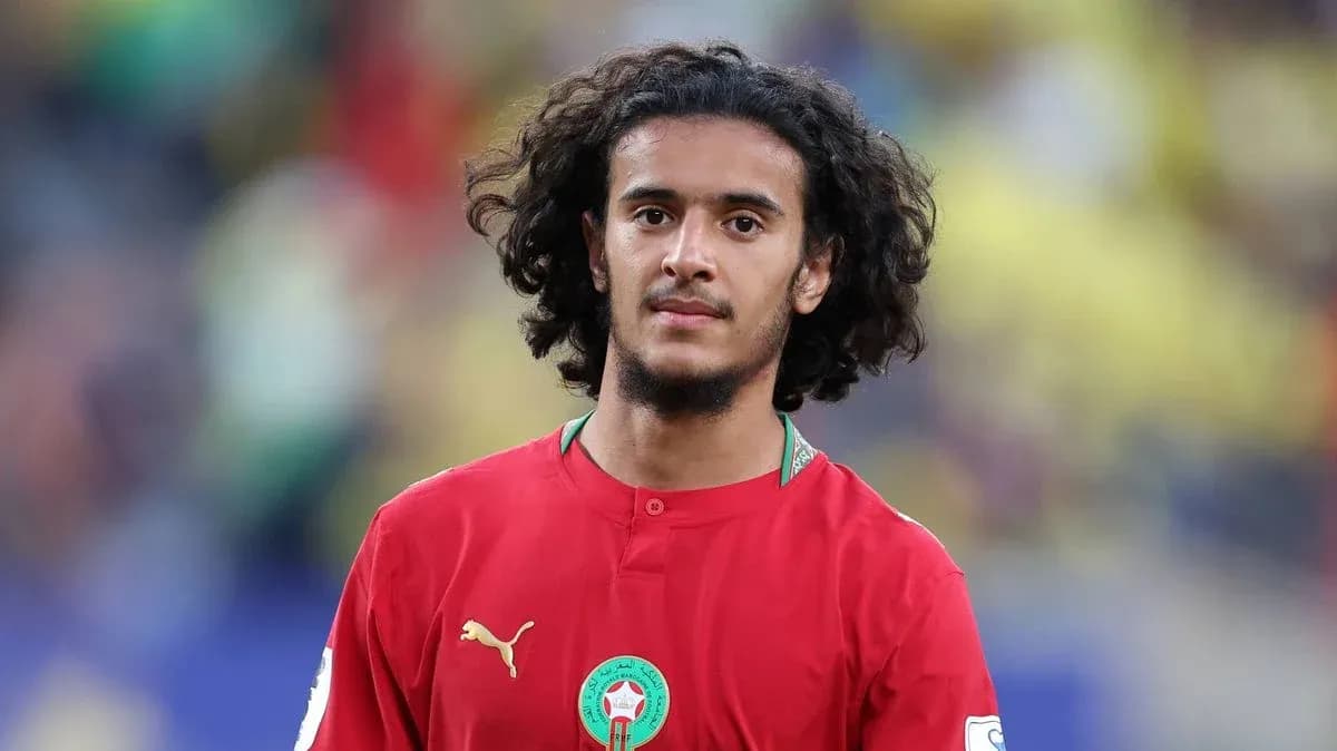 Joueur marocain en tenue rouge sur le terrain Joueur marocain en tenue rouge sur le terrain