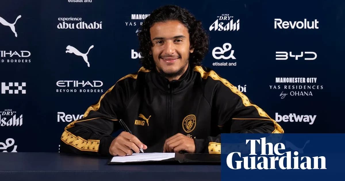 Joueur signant un contrat avec Manchester City Joueur signant un contrat avec Manchester City