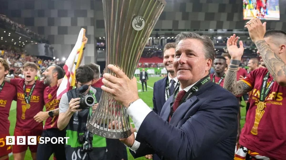 Entraîneur tenant le trophée de la Ligue Europa Entraîneur tenant le trophée de la Ligue Europa