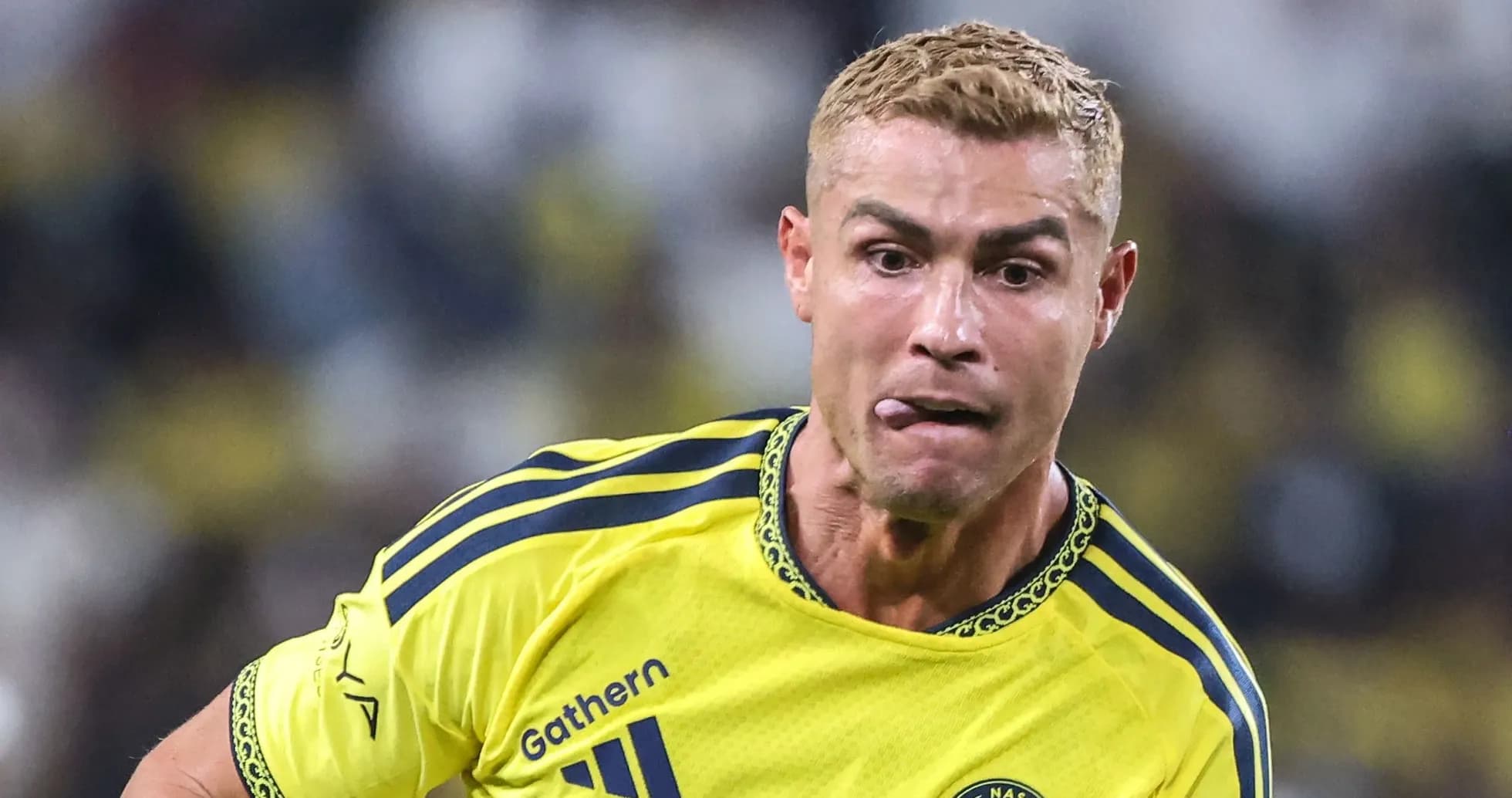 Joueur en maillot jaune courant sur le terrain Joueur en maillot jaune courant sur le terrain