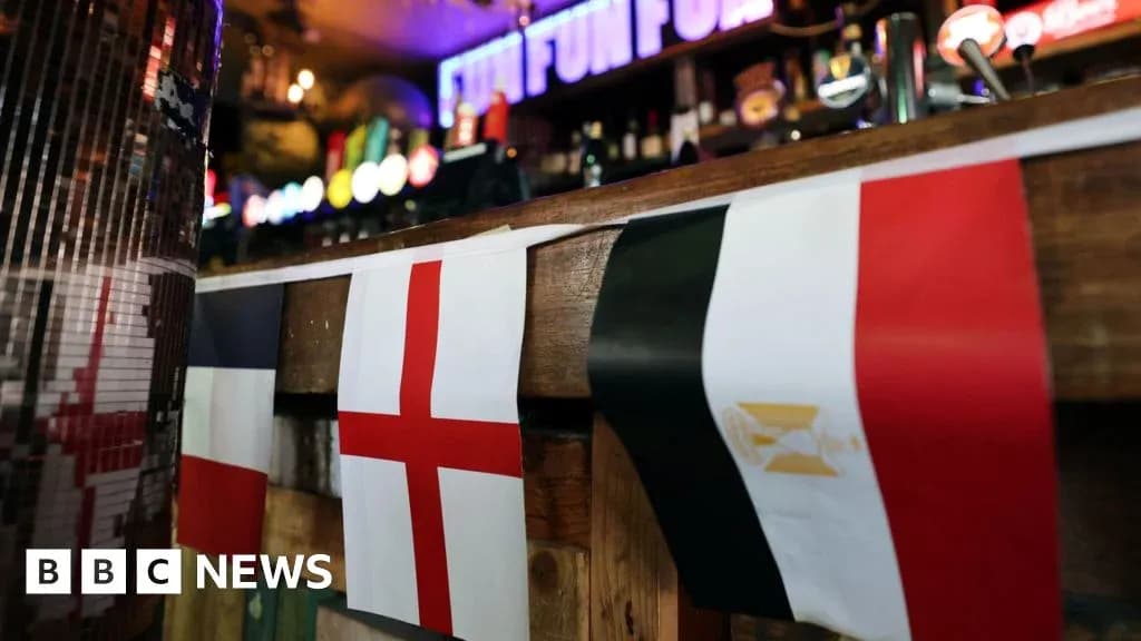 Drapeaux de l'Angleterre, de la France et de l'Égypte au bar Drapeaux de l'Angleterre, de la France et de l'Égypte au bar