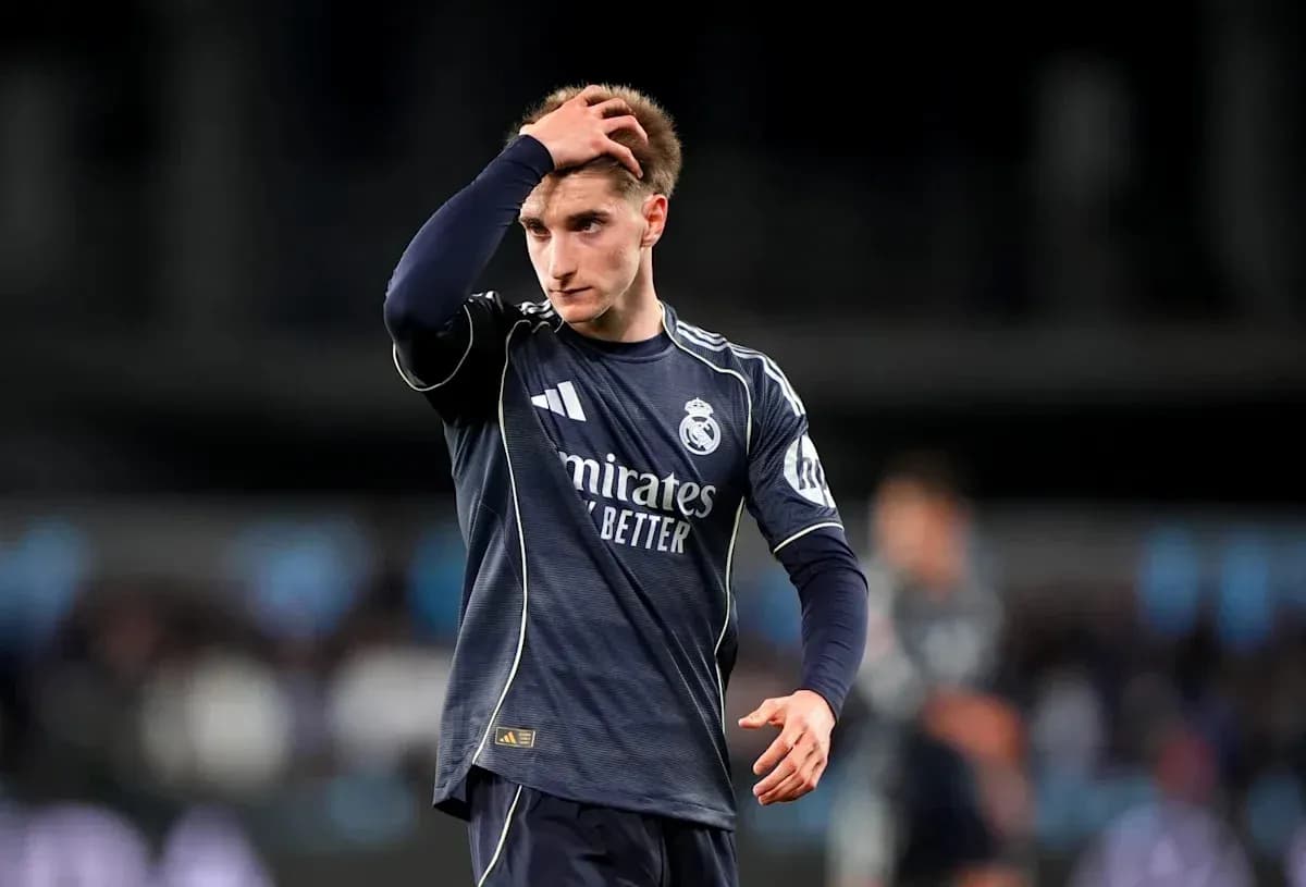 Joueur de Real Madrid se tenant la tête sur le terrain Joueur de Real Madrid se tenant la tête sur le terrain