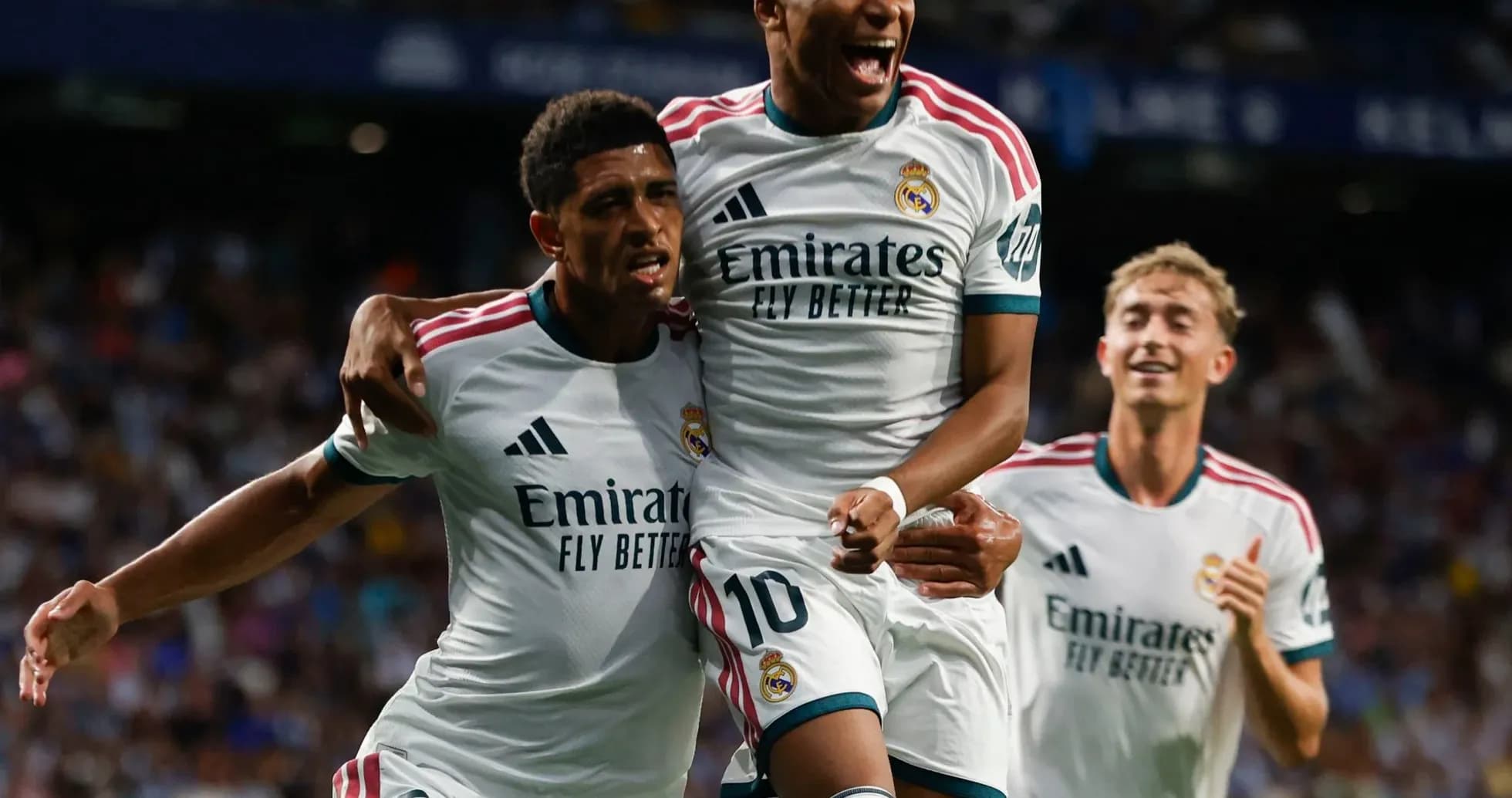 Joueurs du Real Madrid célébrant un but ensemble Joueurs du Real Madrid célébrant un but ensemble