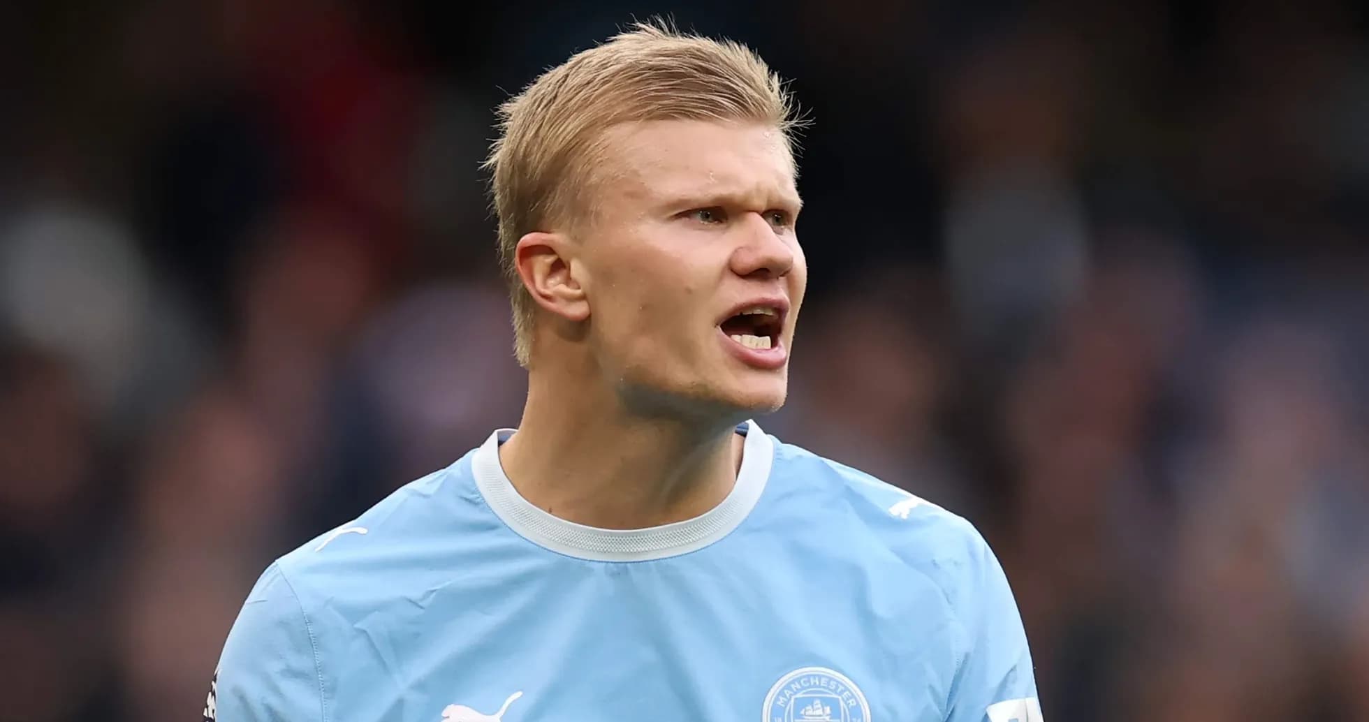 Joueur de Manchester City s'exprimant sur le terrain Joueur de Manchester City s'exprimant sur le terrain