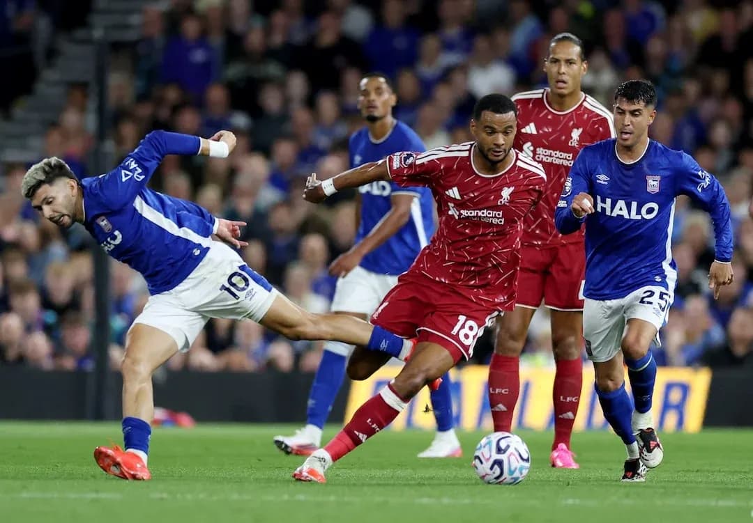 Un joueur d'Ipswich tente de dribbler un joueur de Liverpool Un joueur d'Ipswich tente de dribbler un joueur de Liverpool