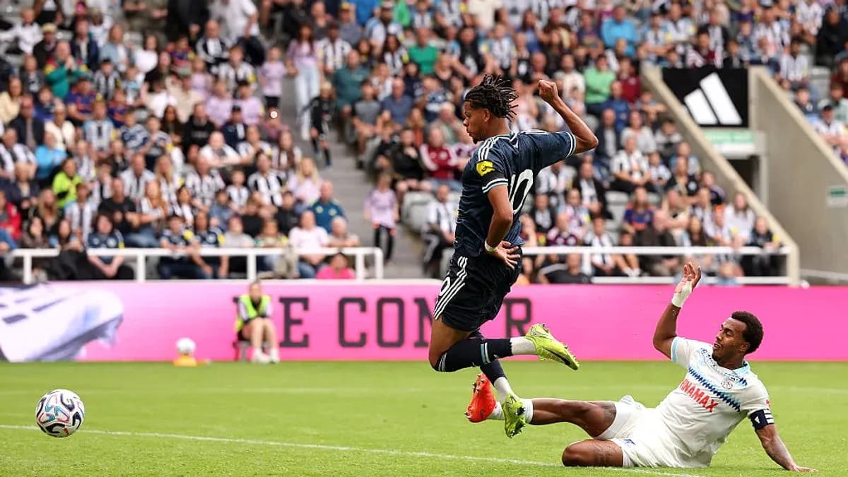 Joueur en action lors d'un match de football Joueur en action lors d'un match de football