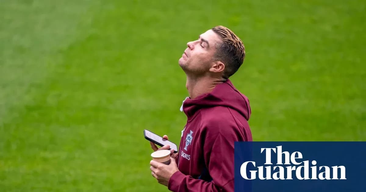 Joueur regardant vers le ciel avec un téléphone Joueur regardant vers le ciel avec un téléphone