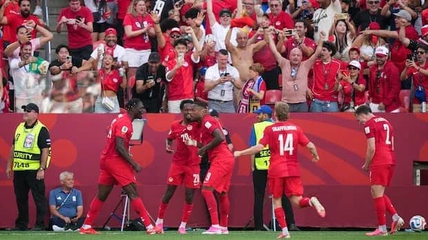 Joueurs célébrant un but devant des supporters enthousiastes Joueurs célébrant un but devant des supporters enthousiastes