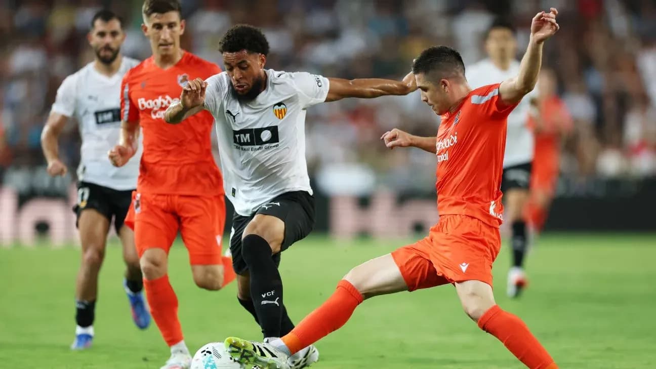 Joueurs de Valencia et Real Sociedad en action Joueurs de Valencia et Real Sociedad en action