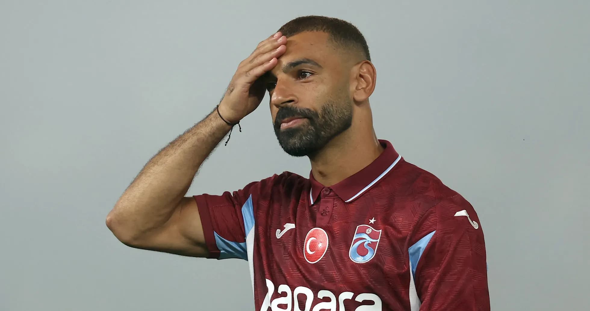 Joueur en maillot de Trabzonspor lors d'une présentation Joueur en maillot de Trabzonspor lors d'une présentation
