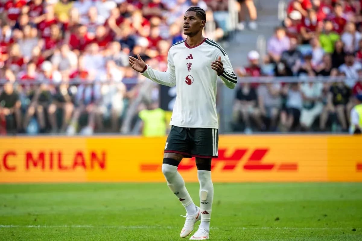 Joueur levant les bras sur le terrain de football Joueur levant les bras sur le terrain de football