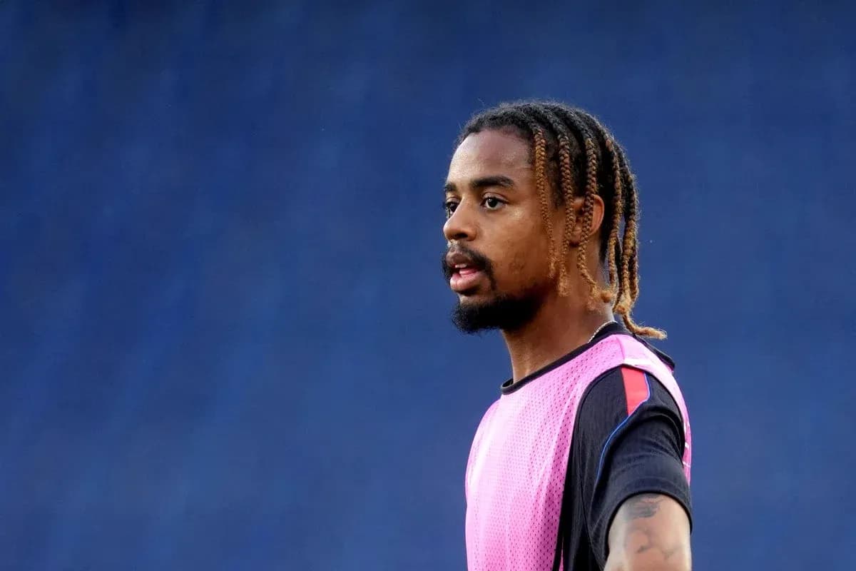 Joueur portant un maillot d'entraînement rose sur le terrain Joueur portant un maillot d'entraînement rose sur le terrain