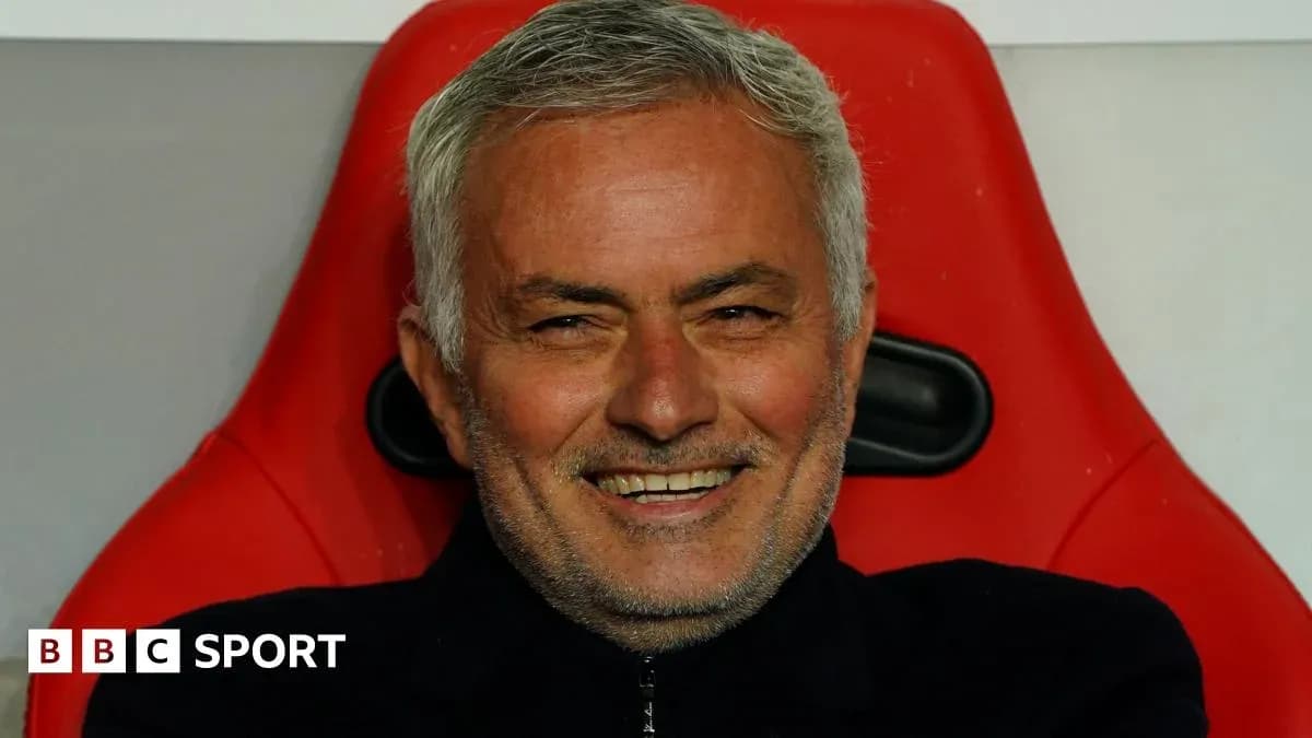 Entraîneur souriant sur le banc de touche Entraîneur souriant sur le banc de touche