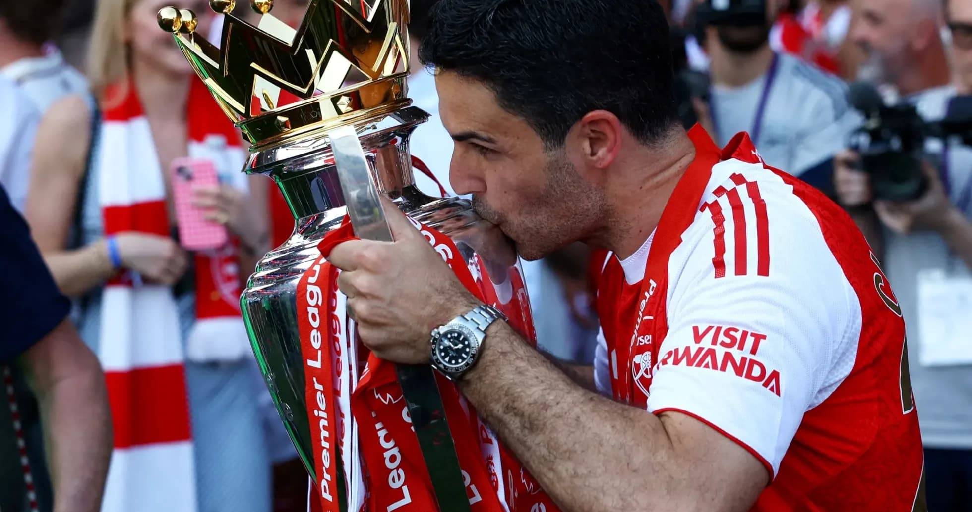 Entraîneur embrassant le trophée de la Premier League Entraîneur embrassant le trophée de la Premier League