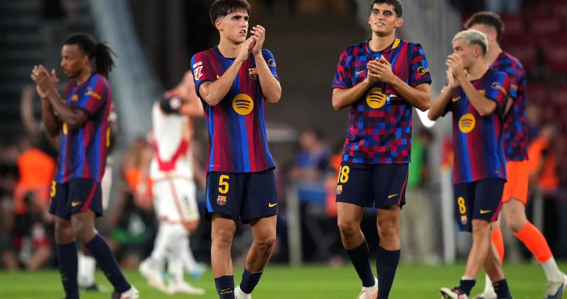Joueurs du Barça applaudissant après le match Joueurs du Barça applaudissant après le match