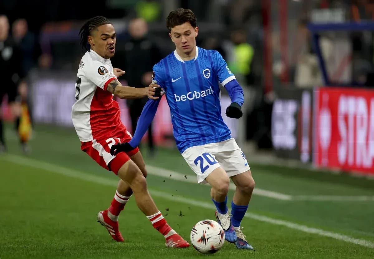 Deux joueurs se disputant le ballon sur le terrain Deux joueurs se disputant le ballon sur le terrain