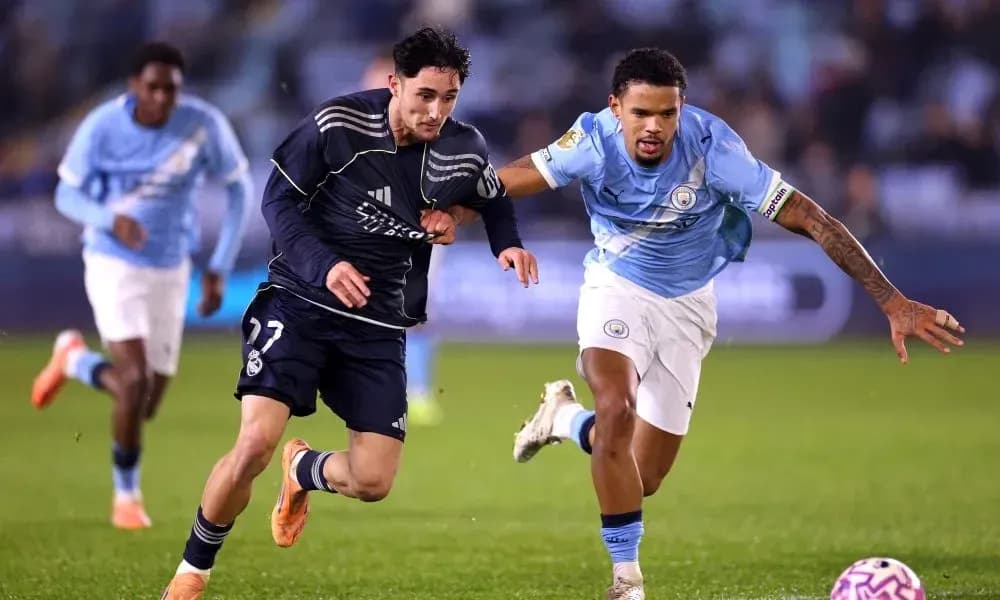Joueur de Real Madrid poursuivi par joueur de Manchester City Joueur de Real Madrid poursuivi par joueur de Manchester City