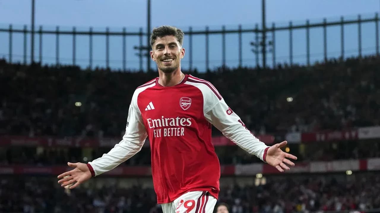 Joueur d'Arsenal célébrant un but au stade Joueur d'Arsenal célébrant un but au stade