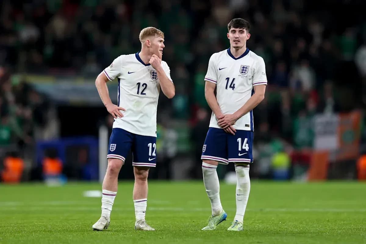 Joueurs anglais discutant sur le terrain après le match Joueurs anglais discutant sur le terrain après le match